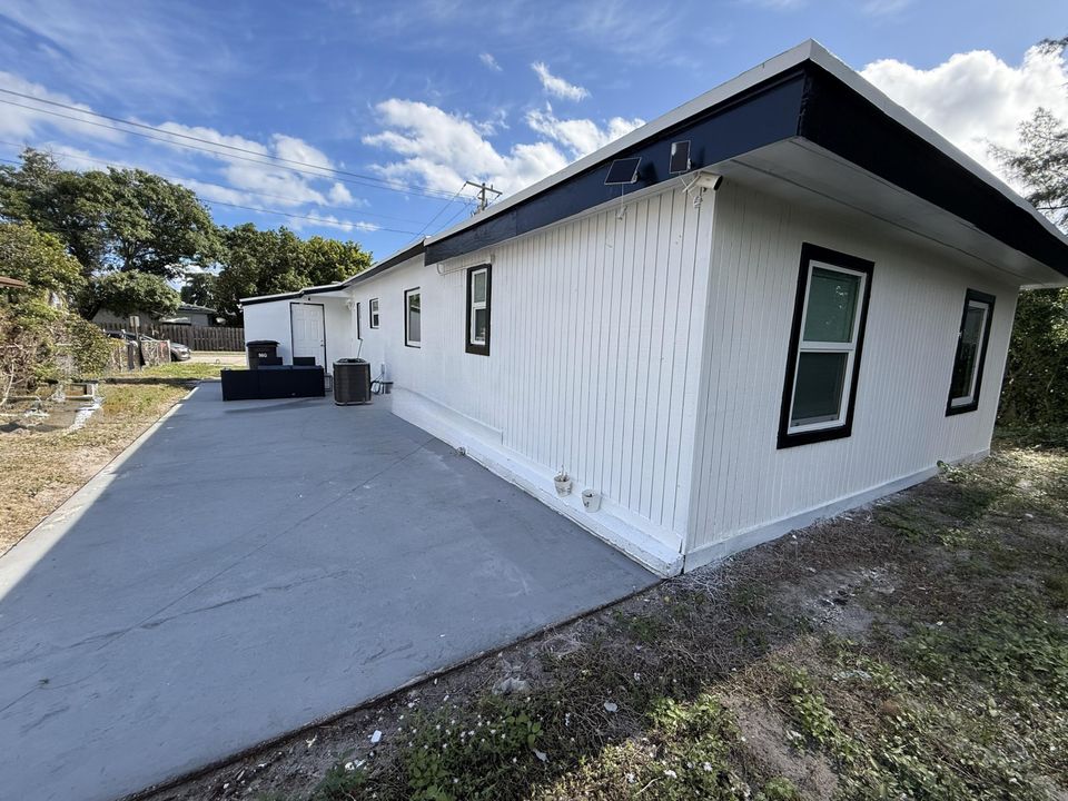 For Sale: $375,000 (3 beds, 2 baths, 1100 Square Feet)