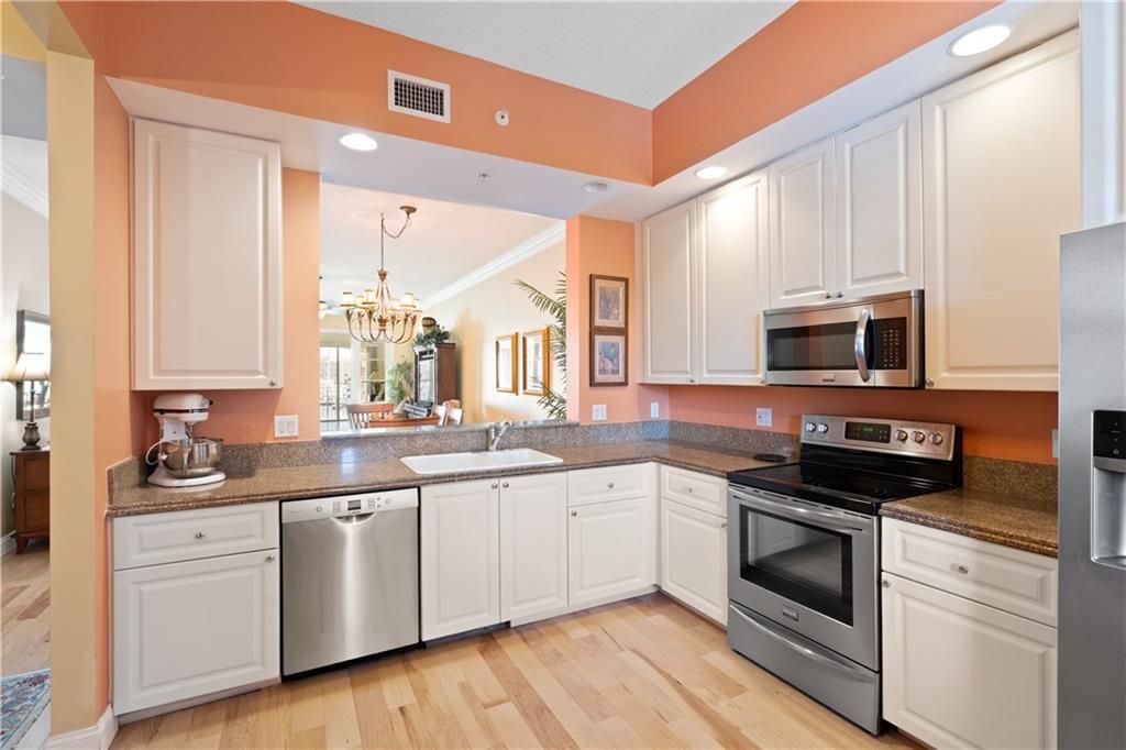 For Sale: $410,000 (2 beds, 2 baths, 1989 Square Feet)