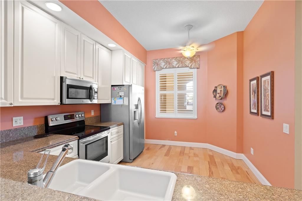 For Sale: $410,000 (2 beds, 2 baths, 1989 Square Feet)