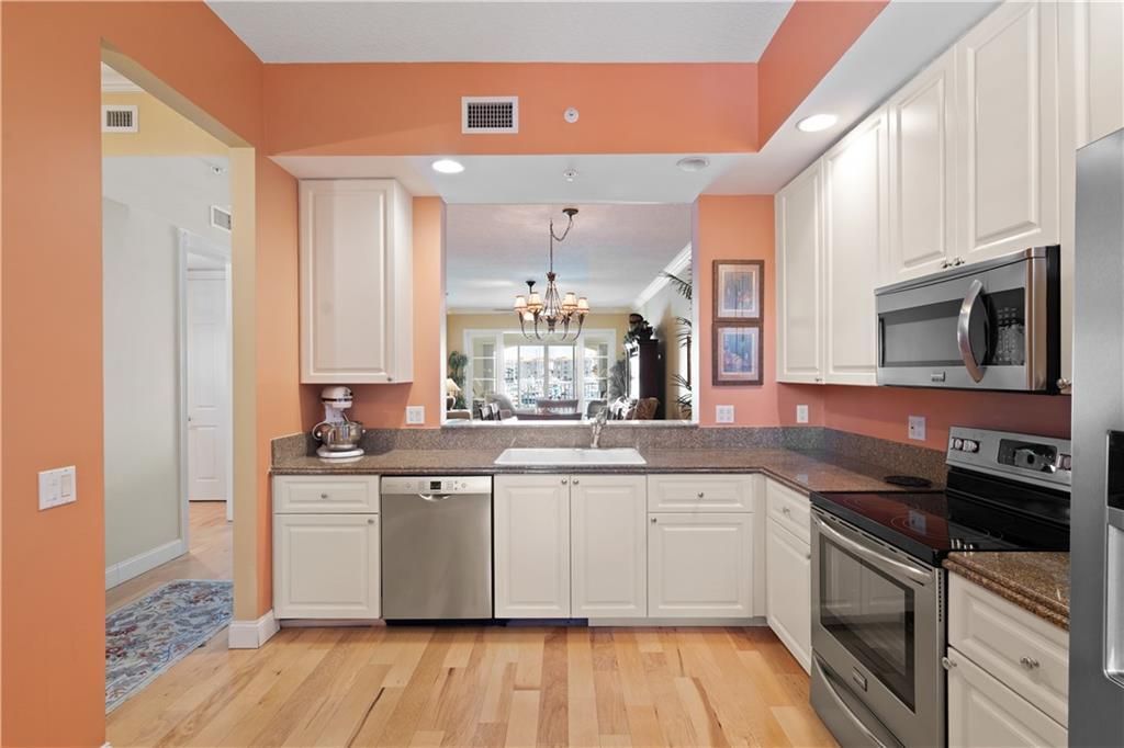 For Sale: $410,000 (2 beds, 2 baths, 1989 Square Feet)