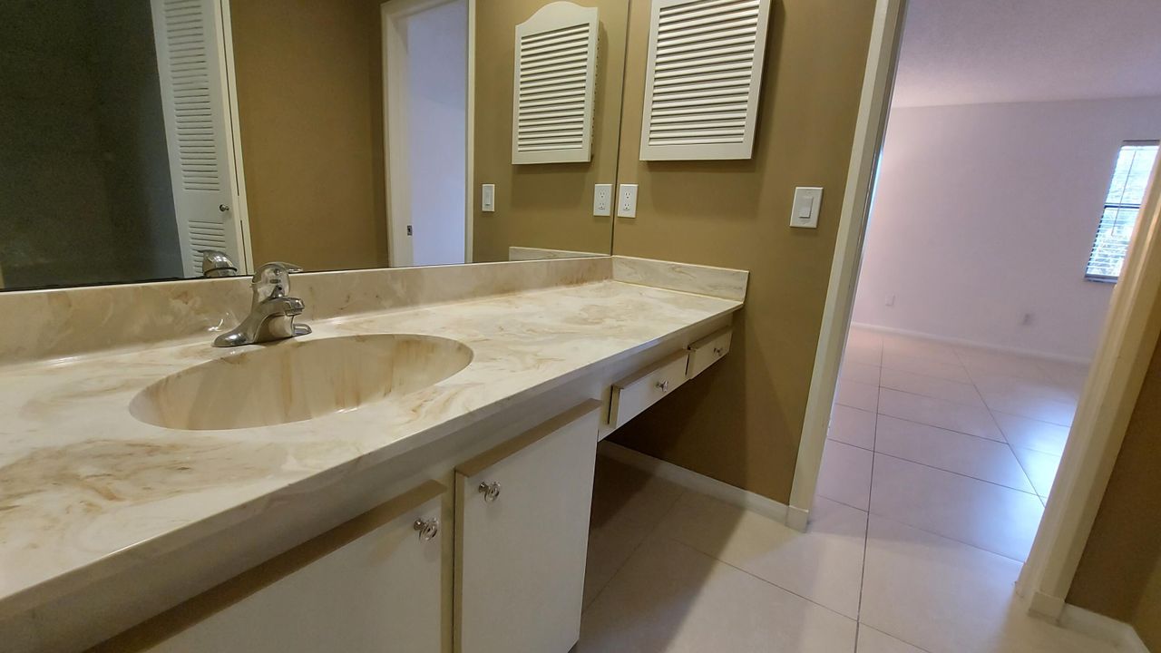 For Sale: $245,000 (2 beds, 2 baths, 1125 Square Feet)