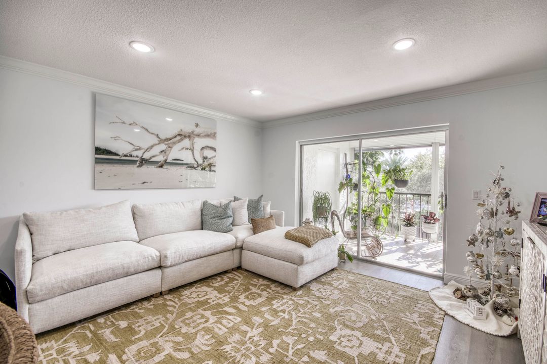 For Sale: $259,000 (2 beds, 2 baths, 1044 Square Feet)