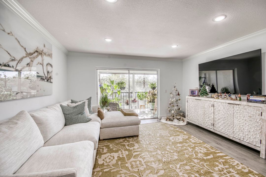 For Sale: $259,000 (2 beds, 2 baths, 1044 Square Feet)