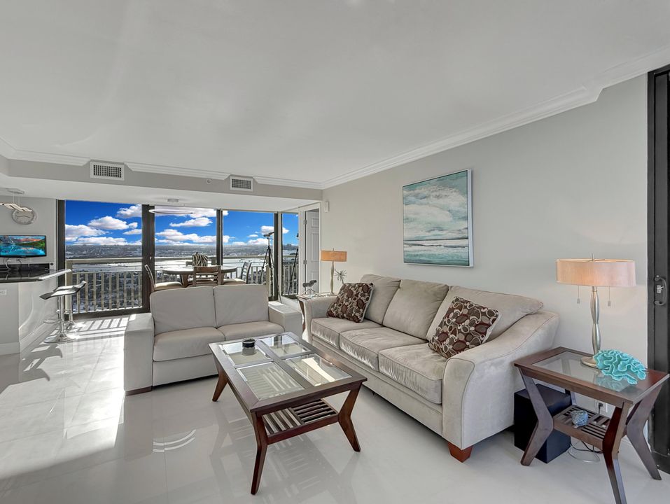 合同活跃: $7,500 (2 贝兹, 2 浴室, 1589 平方英尺)