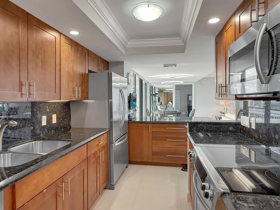 合同活跃: $7,500 (2 贝兹, 2 浴室, 1589 平方英尺)