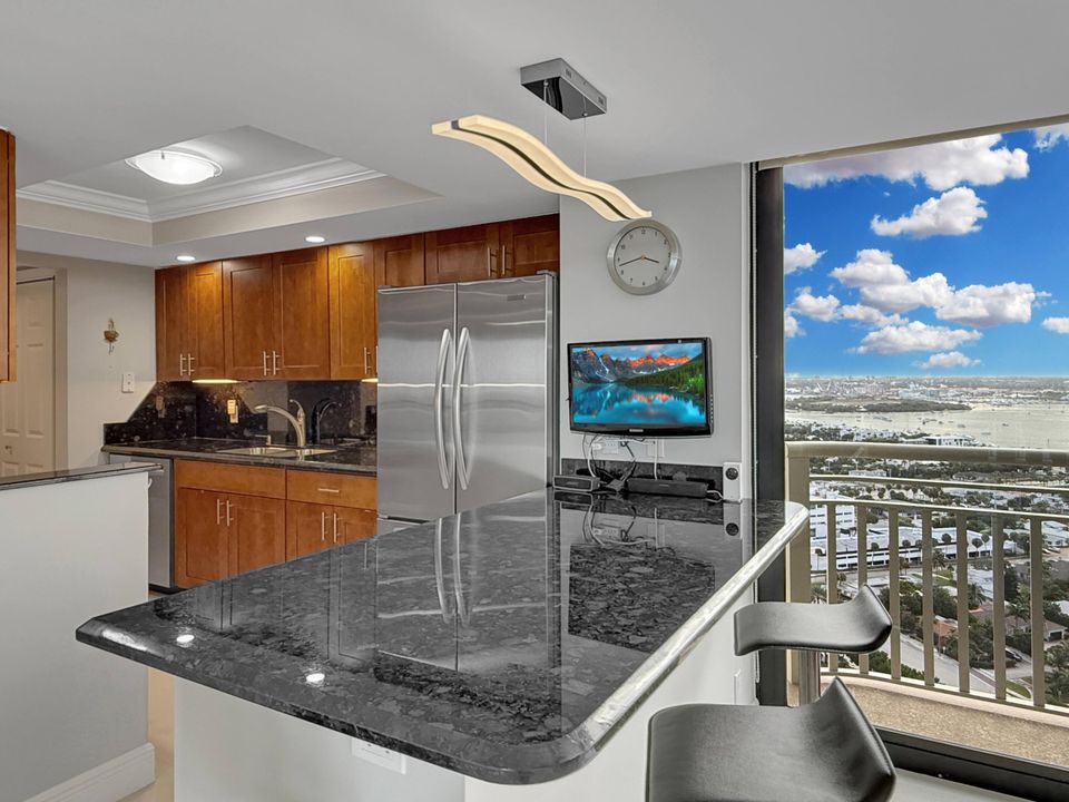 合同活跃: $7,500 (2 贝兹, 2 浴室, 1589 平方英尺)