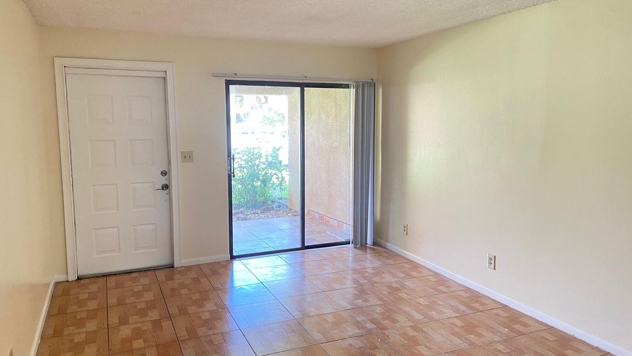 For Rent: $1,900 (2 beds, 2 baths, 1070 Square Feet)