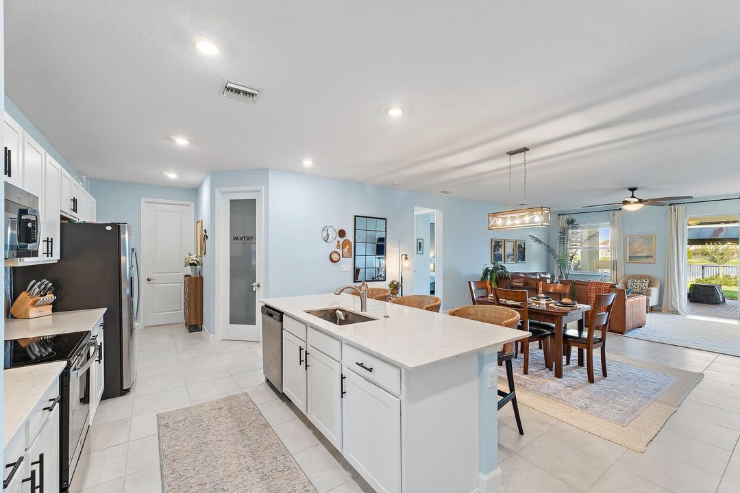 待售: $464,900 (4 贝兹, 2 浴室, 2240 平方英尺)