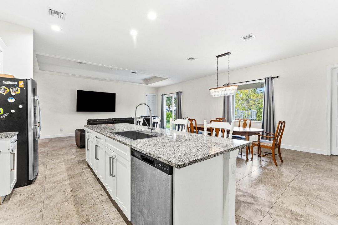 待售: $550,000 (3 贝兹, 2 浴室, 2335 平方英尺)