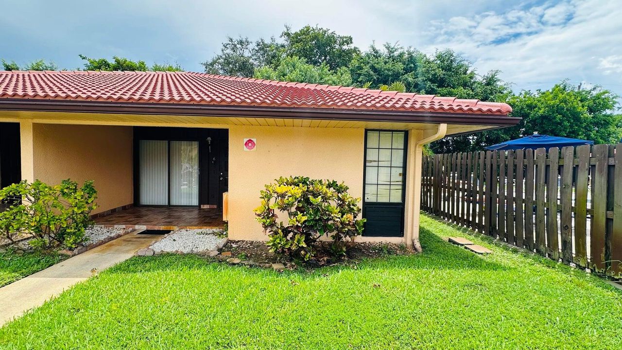 For Rent: $1,900 (2 beds, 2 baths, 1070 Square Feet)