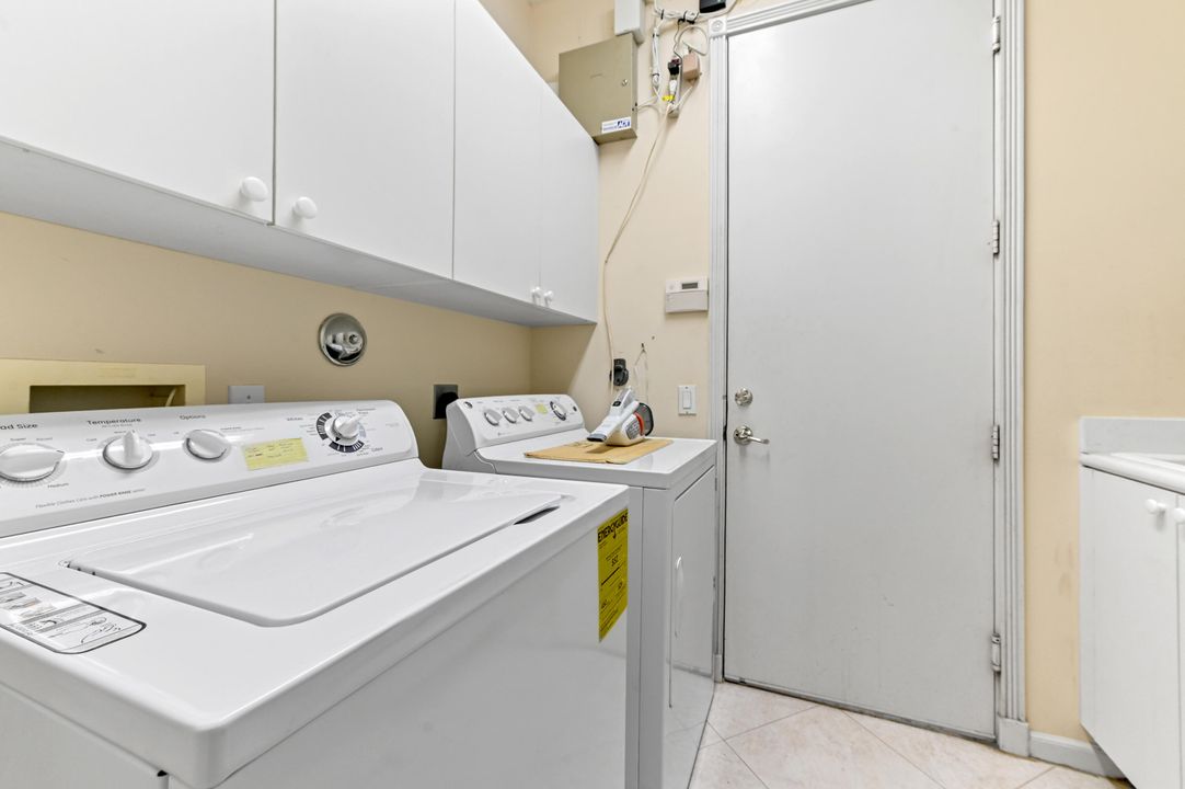 For Sale: $699,000 (3 beds, 2 baths, 2616 Square Feet)