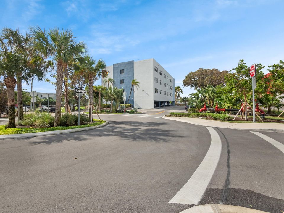 For Rent: $1,800 (1 beds, 1 baths, 662 Square Feet)