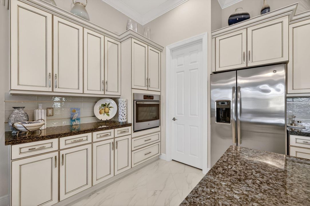 待售: $569,000 (2 贝兹, 2 浴室, 1932 平方英尺)