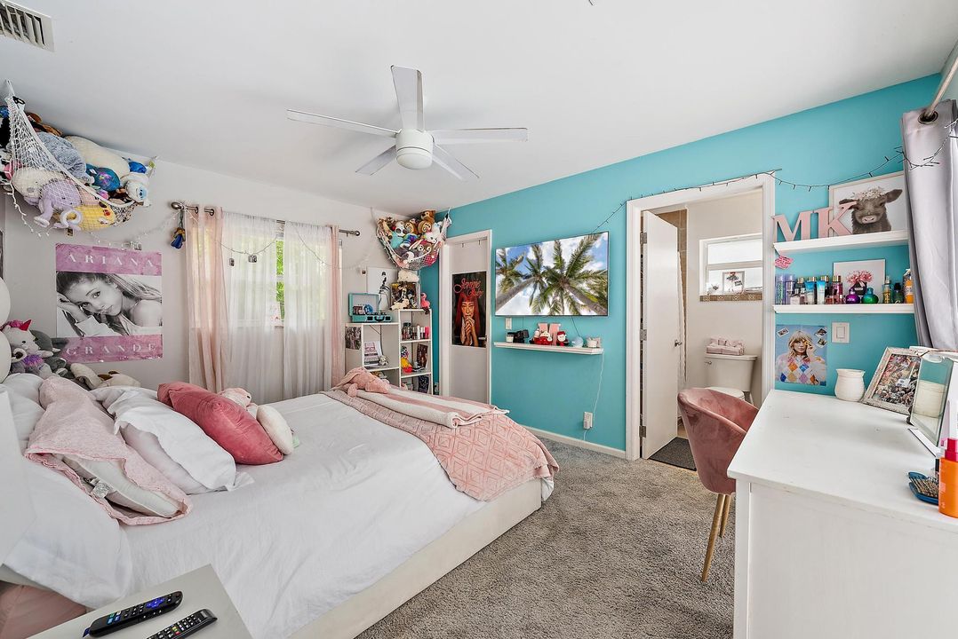 合同活跃: $1,235,000 (4 贝兹, 3 浴室, 2312 平方英尺)