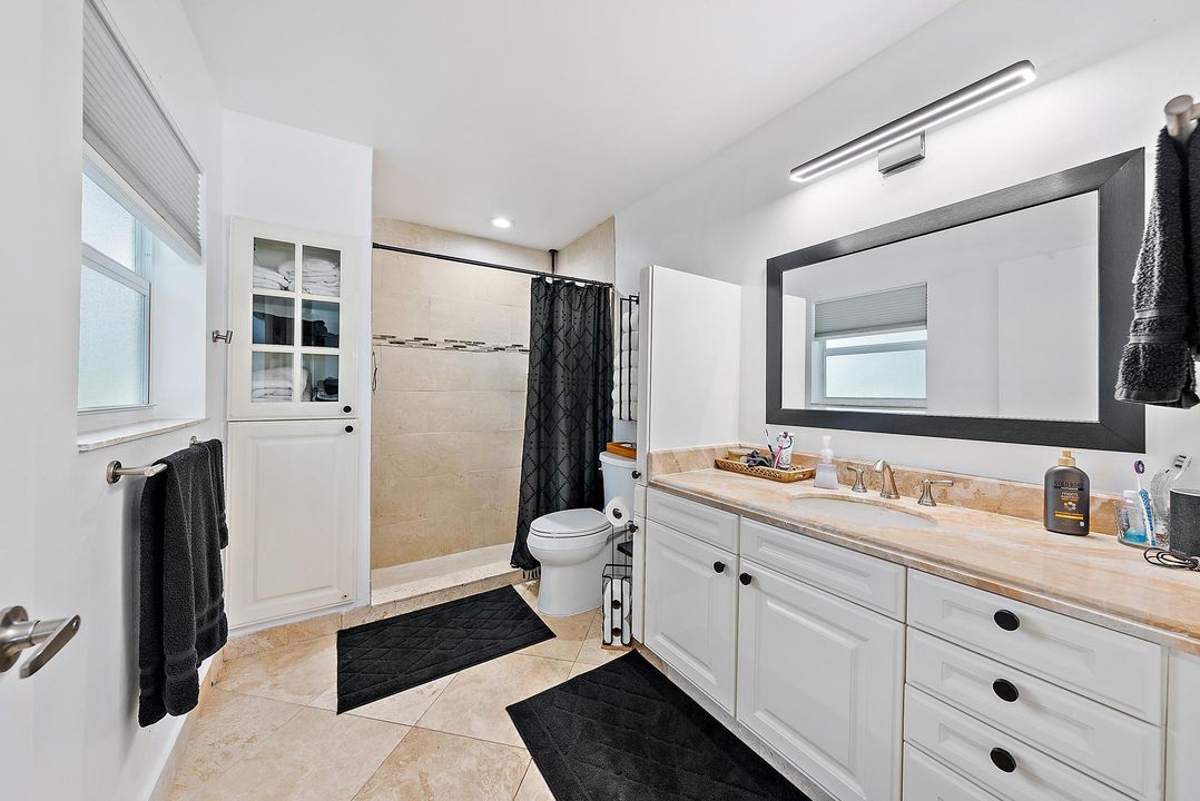 合同活跃: $1,235,000 (4 贝兹, 3 浴室, 2312 平方英尺)