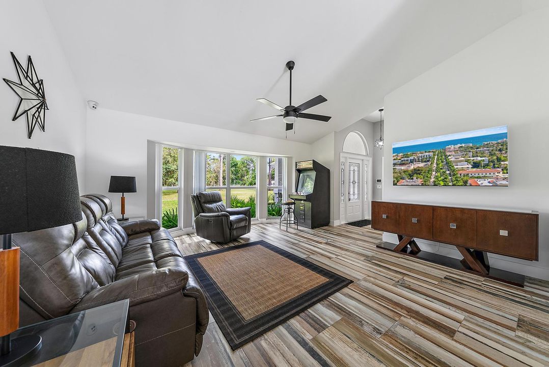 合同活跃: $1,235,000 (4 贝兹, 3 浴室, 2312 平方英尺)