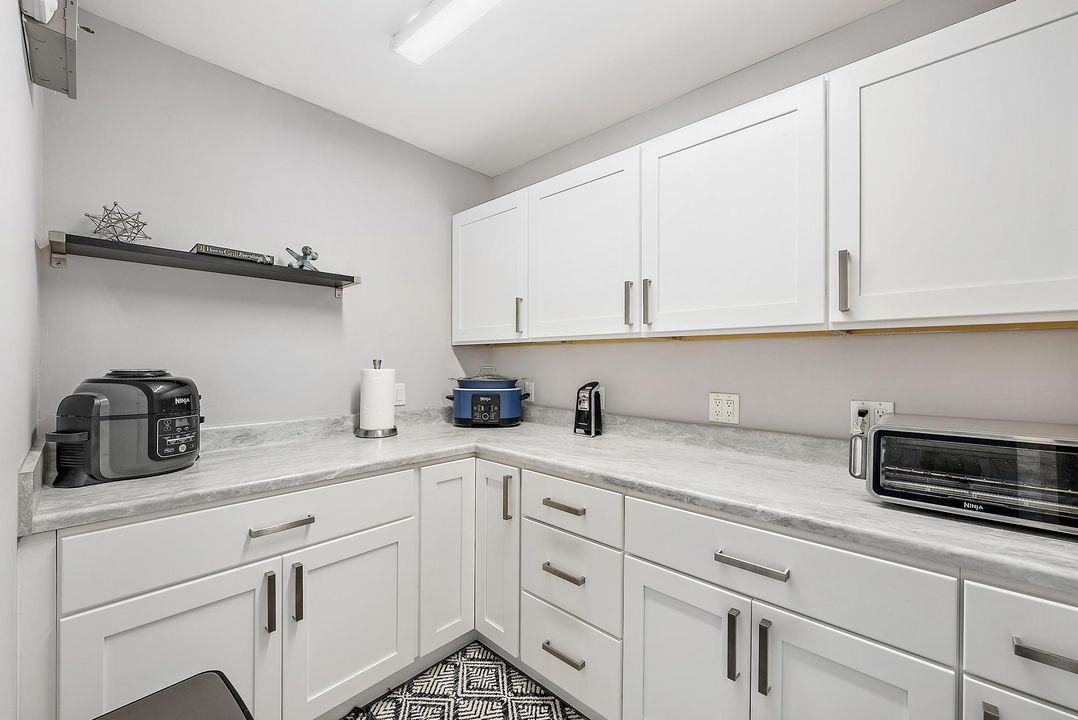 合同活跃: $1,235,000 (4 贝兹, 3 浴室, 2312 平方英尺)