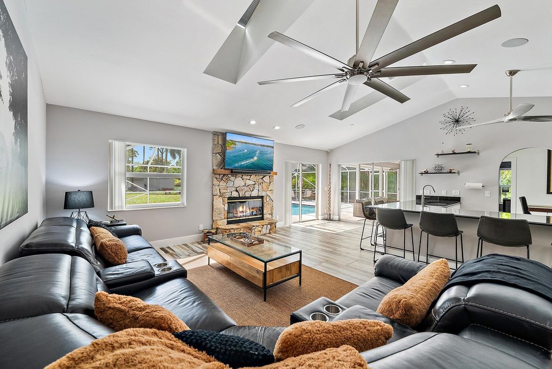 合同活跃: $1,235,000 (4 贝兹, 3 浴室, 2312 平方英尺)