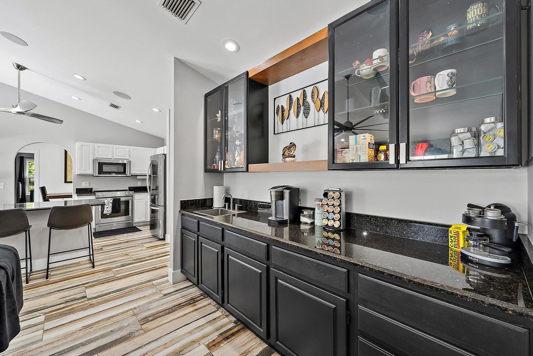 合同活跃: $1,235,000 (4 贝兹, 3 浴室, 2312 平方英尺)