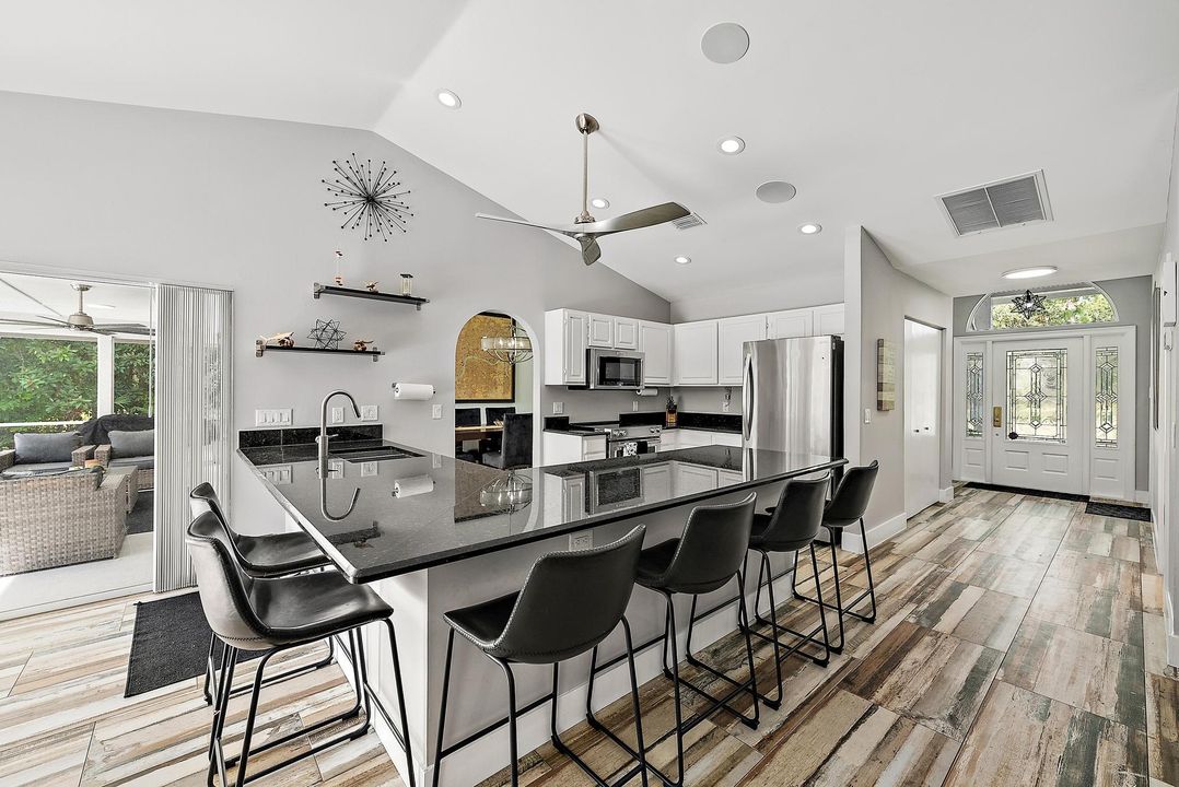 合同活跃: $1,235,000 (4 贝兹, 3 浴室, 2312 平方英尺)