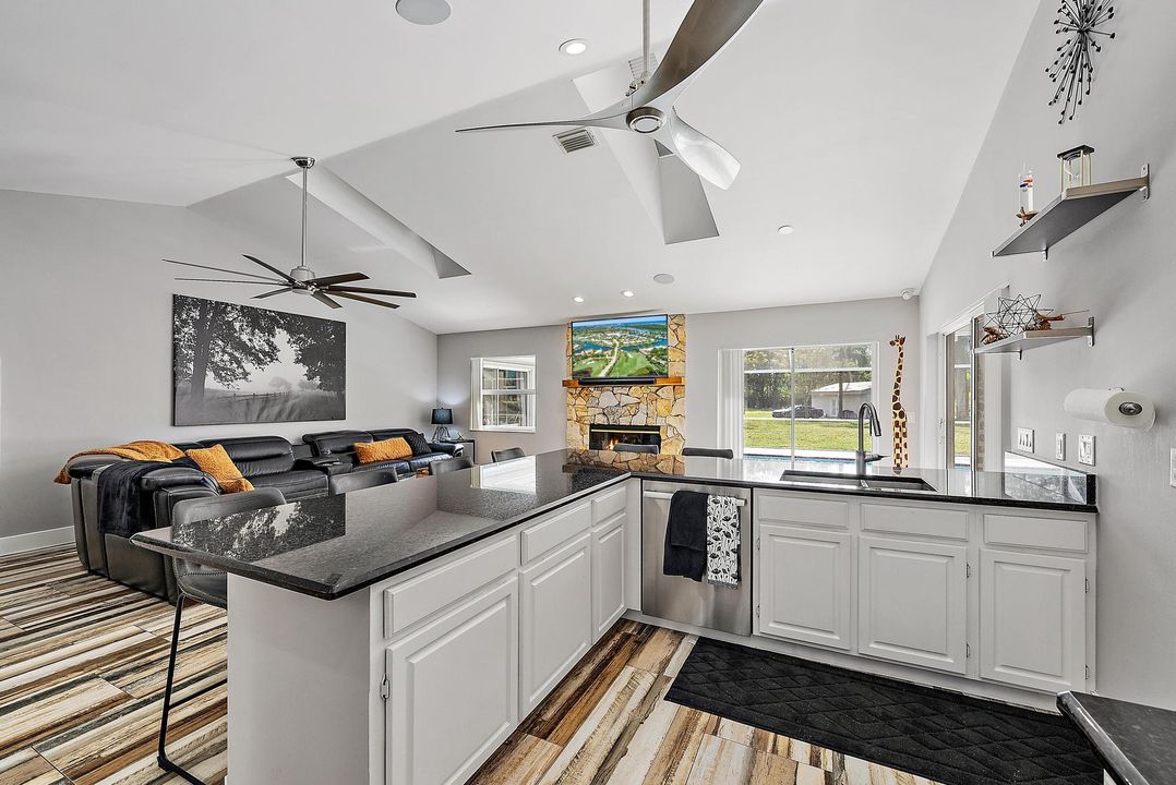 合同活跃: $1,235,000 (4 贝兹, 3 浴室, 2312 平方英尺)