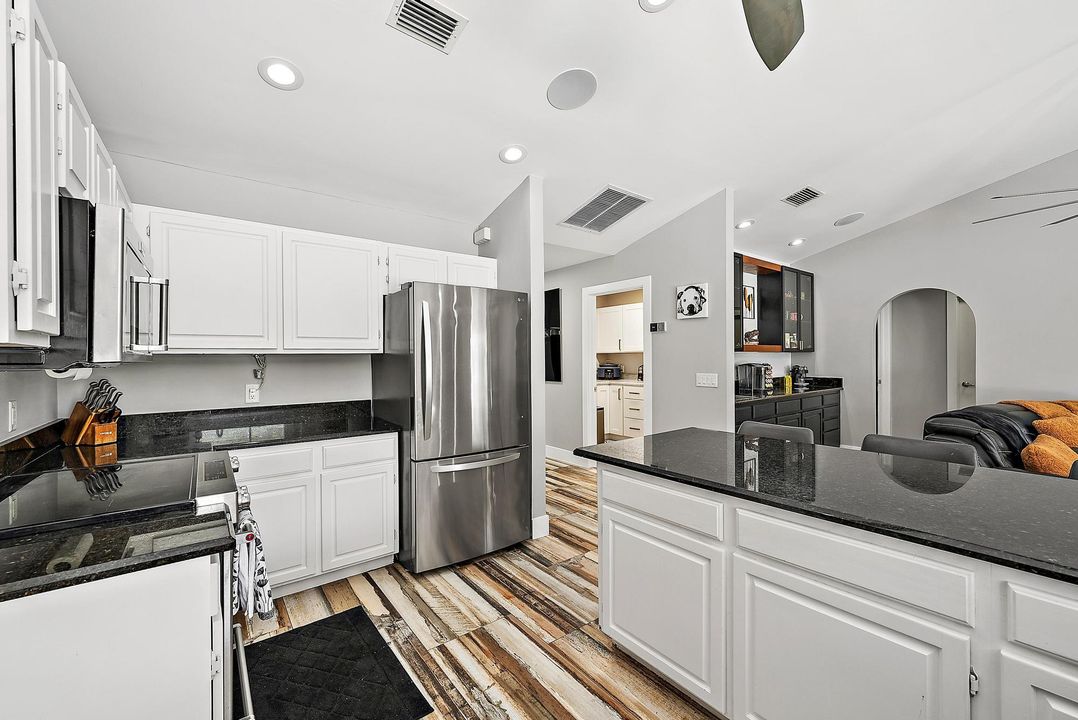 合同活跃: $1,235,000 (4 贝兹, 3 浴室, 2312 平方英尺)