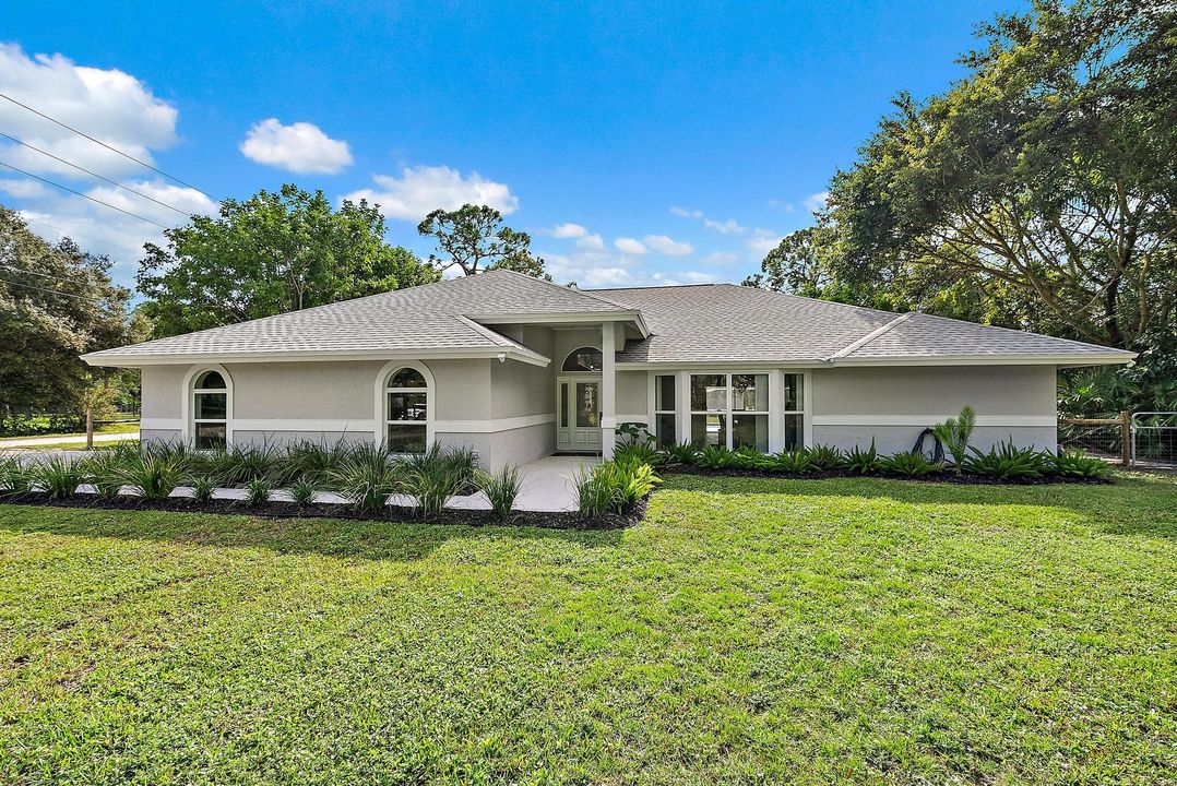 合同活跃: $1,235,000 (4 贝兹, 3 浴室, 2312 平方英尺)