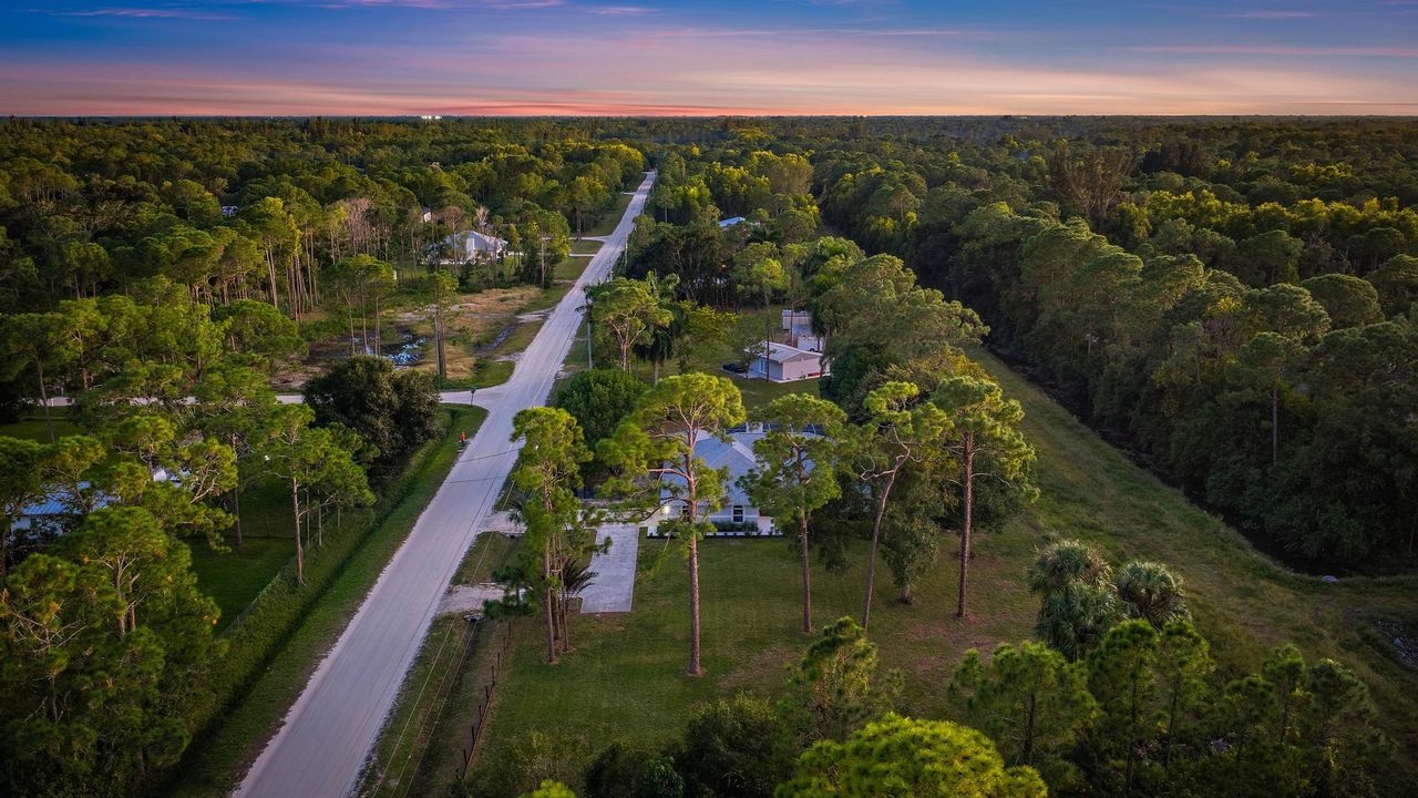 合同活跃: $1,235,000 (4 贝兹, 3 浴室, 2312 平方英尺)