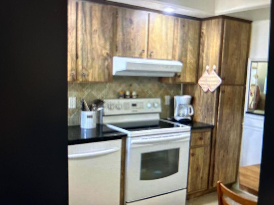 For Sale: $195,000 (2 beds, 2 baths, 1017 Square Feet)