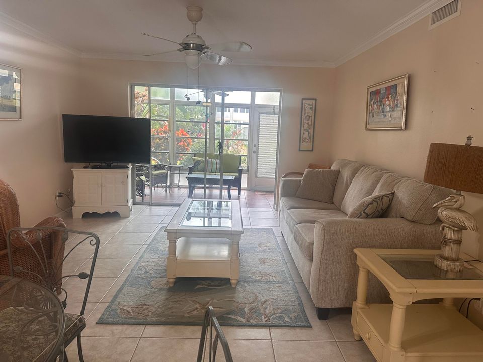 For Rent: $2,800 (2 beds, 2 baths, 1044 Square Feet)