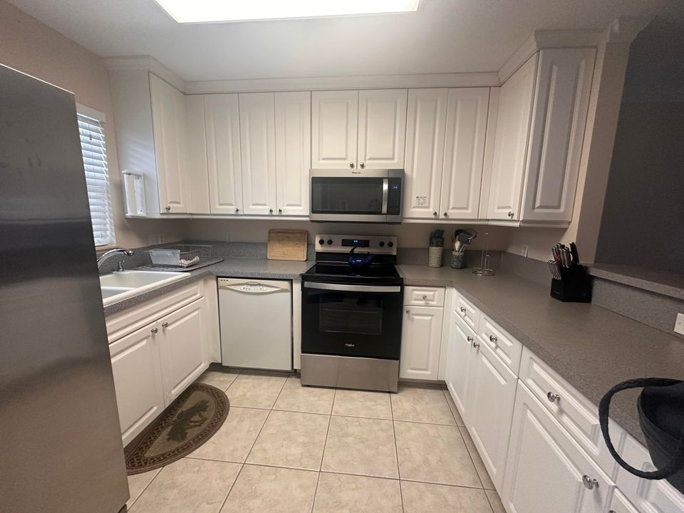 For Rent: $2,800 (2 beds, 2 baths, 1044 Square Feet)