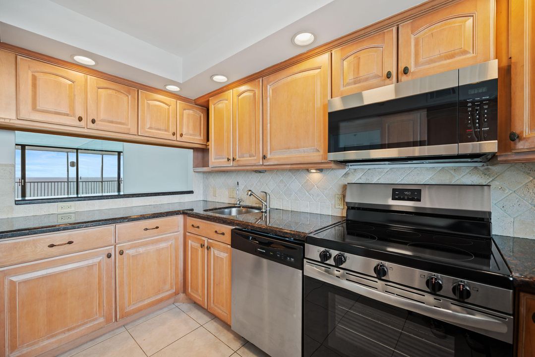 На продажу: $770,000 (2 спален, 2 ванн, 1295 Квадратных фут)