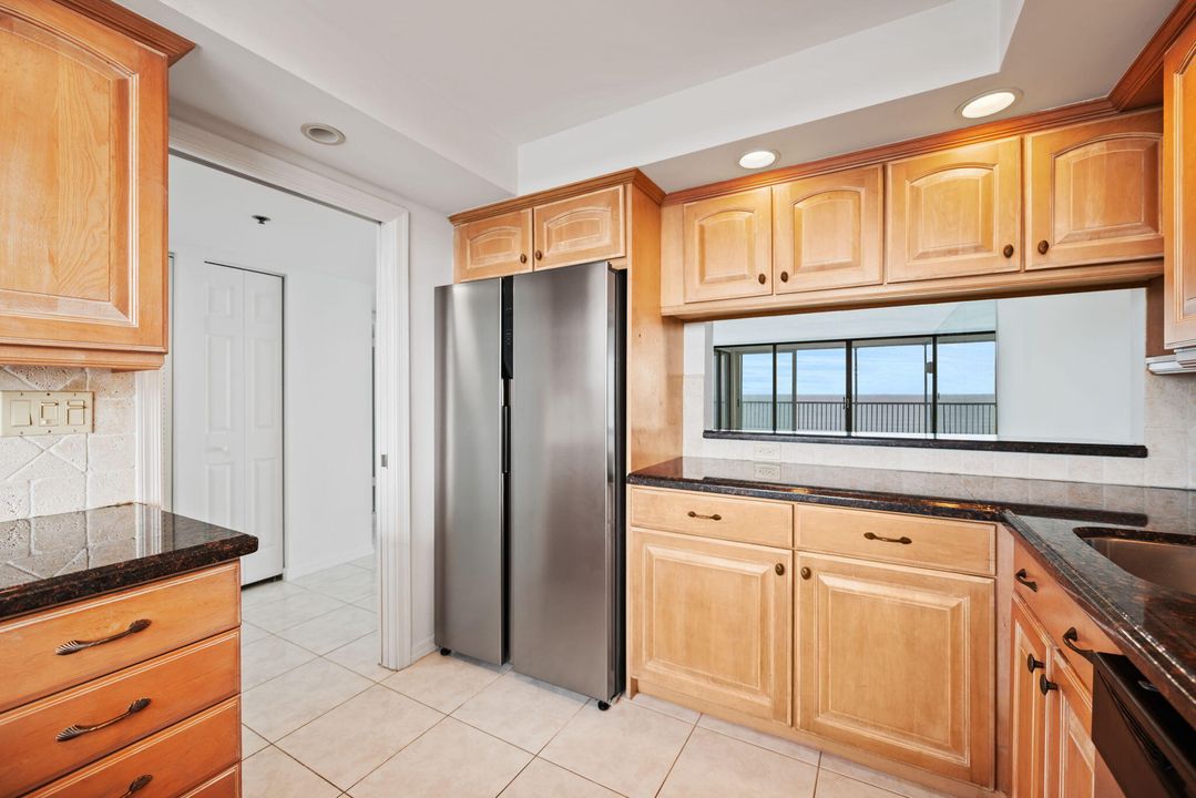 На продажу: $770,000 (2 спален, 2 ванн, 1295 Квадратных фут)