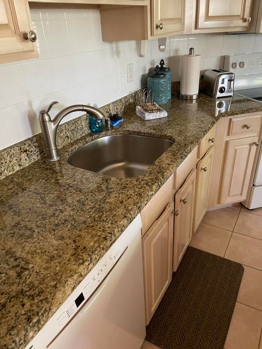 出租: $1,800 (1 贝兹, 1 浴室, 850 平方英尺)