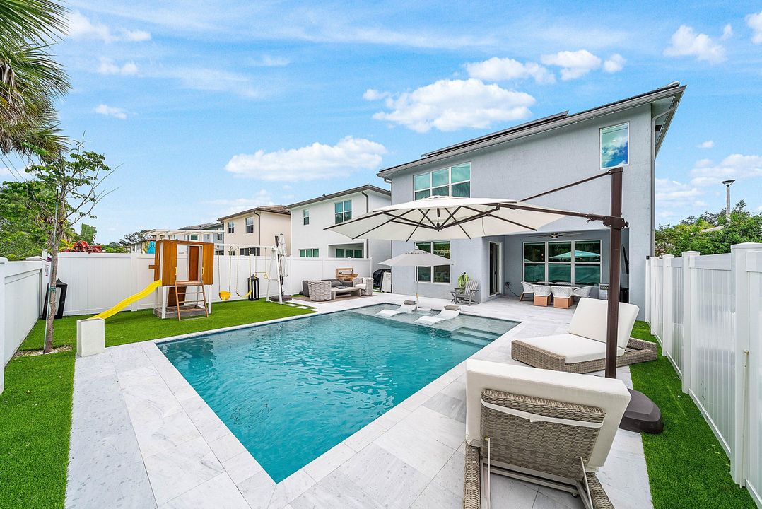 Recently Sold: $1,050,000 (5 beds, 3 baths, 2680 Square Feet)