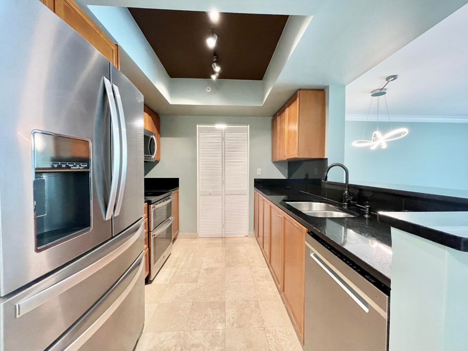 出租: $3,900 (1 贝兹, 1 浴室, 890 平方英尺)