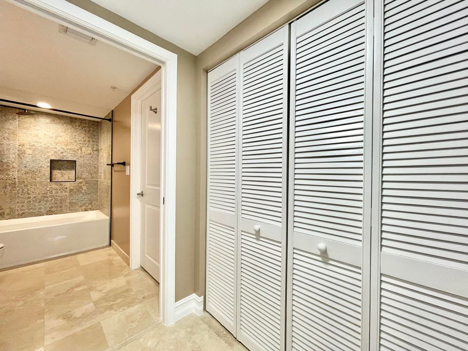 出租: $3,900 (1 贝兹, 1 浴室, 890 平方英尺)