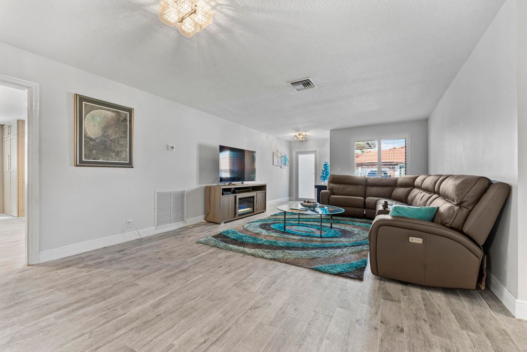 待售: $555,000 (2 贝兹, 2 浴室, 1832 平方英尺)