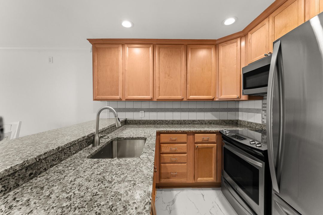 For Sale: $350,000 (1 beds, 1 baths, 740 Square Feet)