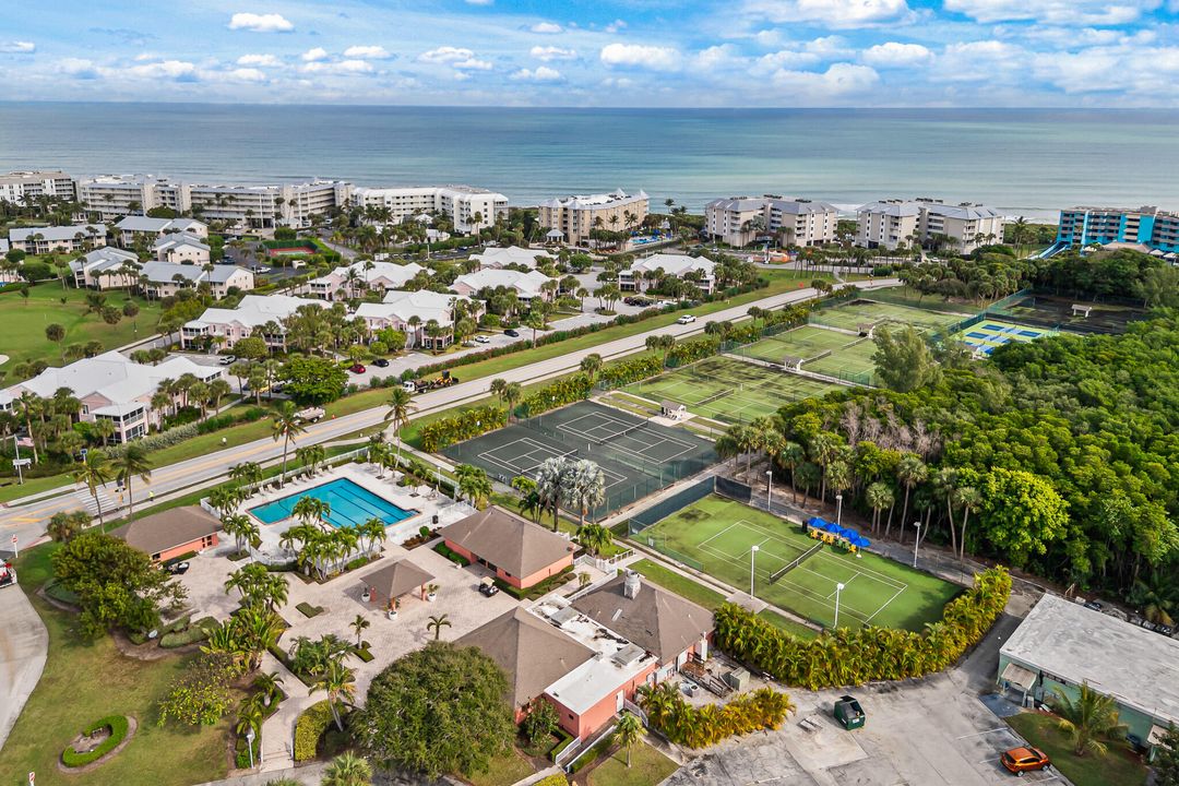 For Sale: $350,000 (1 beds, 1 baths, 740 Square Feet)