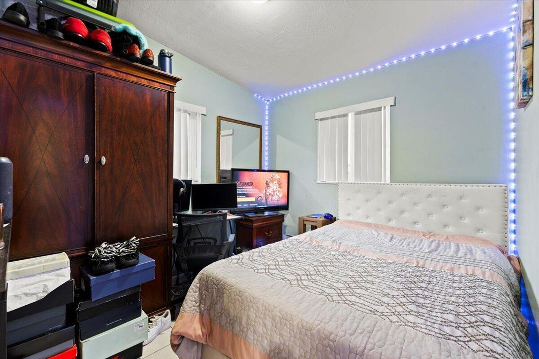 待售: $330,000 (3 贝兹, 1 浴室, 825 平方英尺)