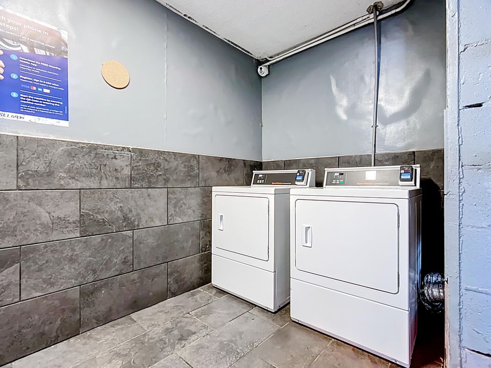 For Rent: $950 (1 beds, 1 baths, 300 Square Feet)