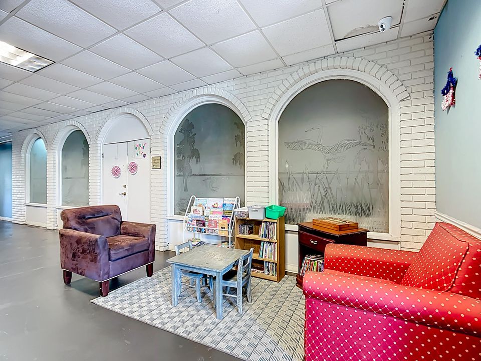 For Rent: $950 (1 beds, 1 baths, 300 Square Feet)