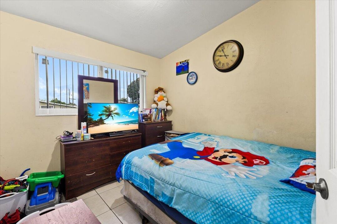 待售: $330,000 (3 贝兹, 1 浴室, 825 平方英尺)