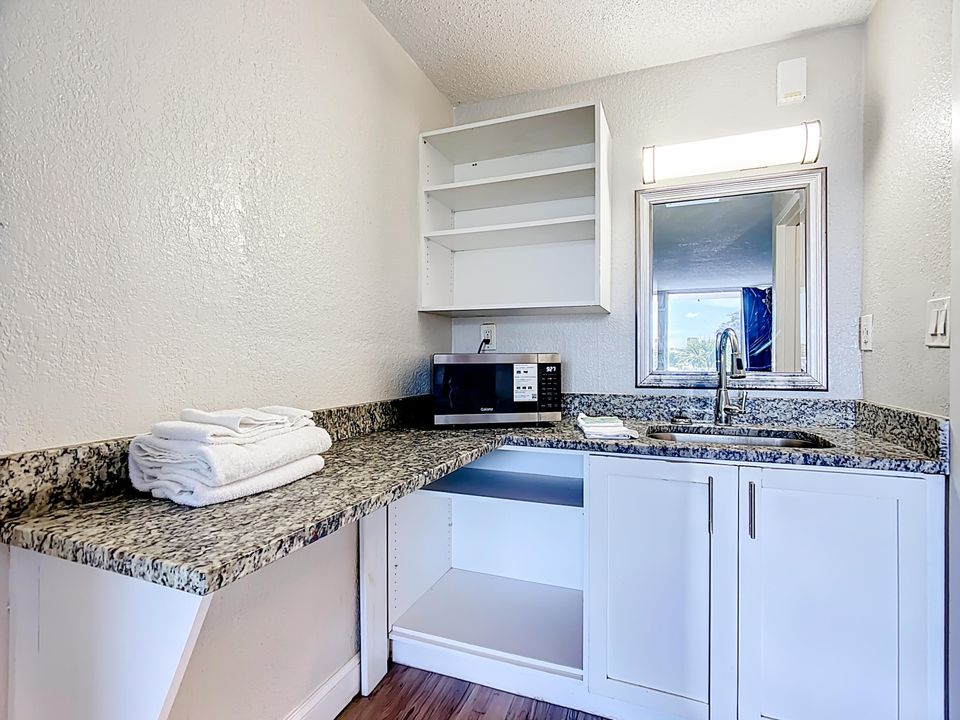 For Rent: $950 (1 beds, 1 baths, 300 Square Feet)