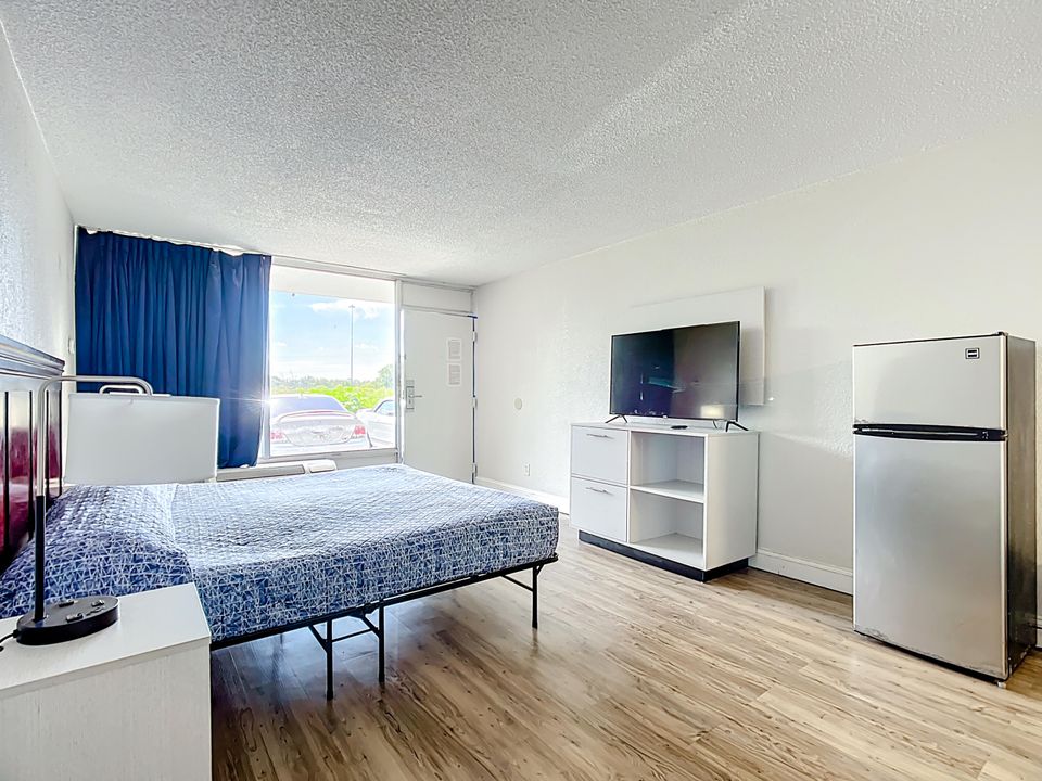 For Rent: $950 (1 beds, 1 baths, 300 Square Feet)