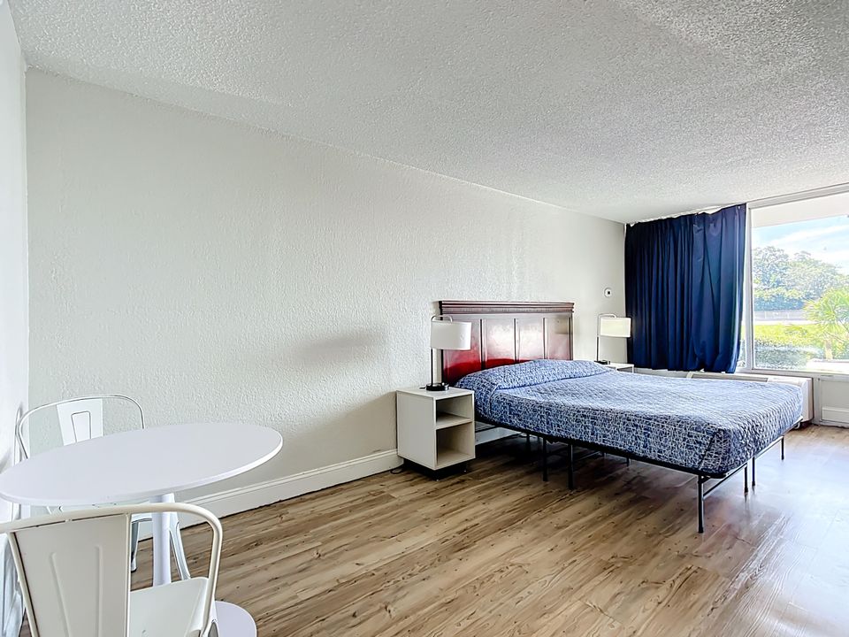 For Rent: $950 (1 beds, 1 baths, 300 Square Feet)