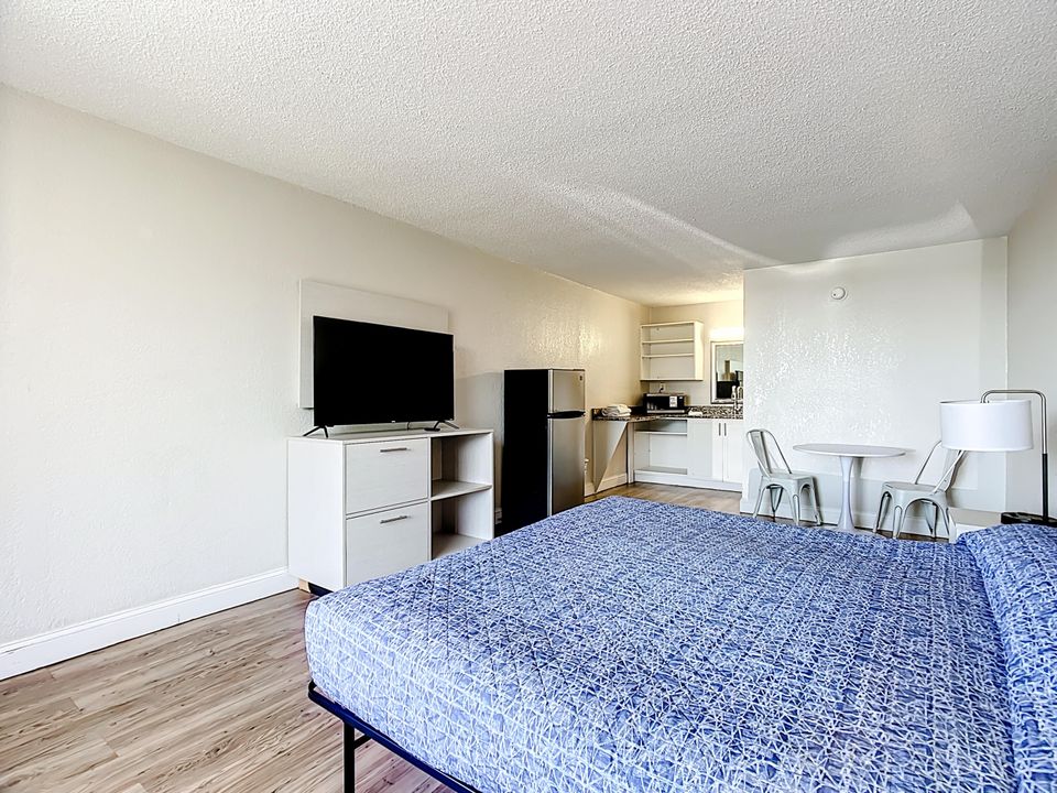 For Rent: $950 (1 beds, 1 baths, 300 Square Feet)