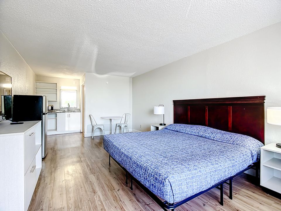 For Rent: $950 (1 beds, 1 baths, 300 Square Feet)