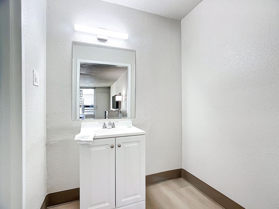 For Rent: $950 (1 beds, 1 baths, 300 Square Feet)